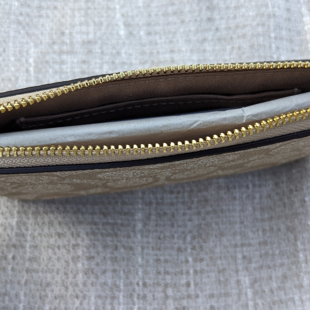 COACH Lunar New Year Rabbit Wristlet Signature Carriage w/Rabbit CF372 NWT - Picture 5 of 11